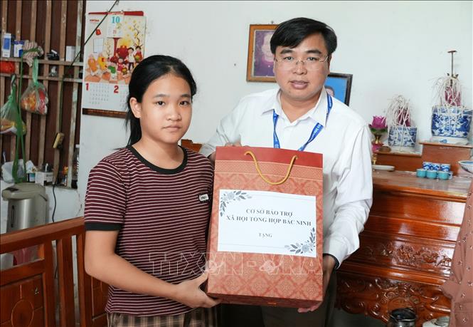 Lãnh đạo Cơ sở Bảo trợ xã hội tổng hợp Bắc Ninh trao quà cho trẻ em có hoàn cảnh khó khăn tại xã Bố Hạ. Ảnh: Đồng Thúy - TTXVN