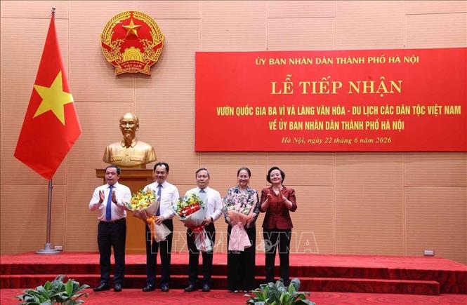 Bí thư Thành ủy Hà Nội Trần Đức Thắng và Phó Thủ tướng Phạm Thị Thanh Trà tặng hoa các đơn vị. Ảnh: Văn Điệp – TTXVN