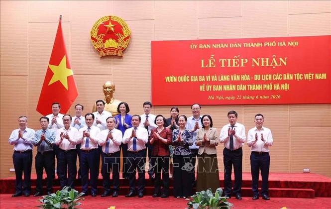 Các đại biểu tham dự buổi lễ chụp ảnh chung. Ảnh: Văn Điệp – TTXVN