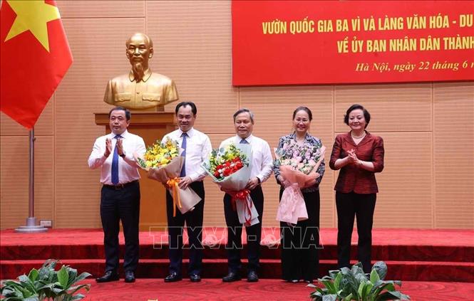 Bí thư Thành ủy Hà Nội Trần Đức Thắng và Phó Thủ tướng Phạm Thị Thanh Trà tặng hoa các đơn vị. Ảnh: Văn Điệp – TTXVN