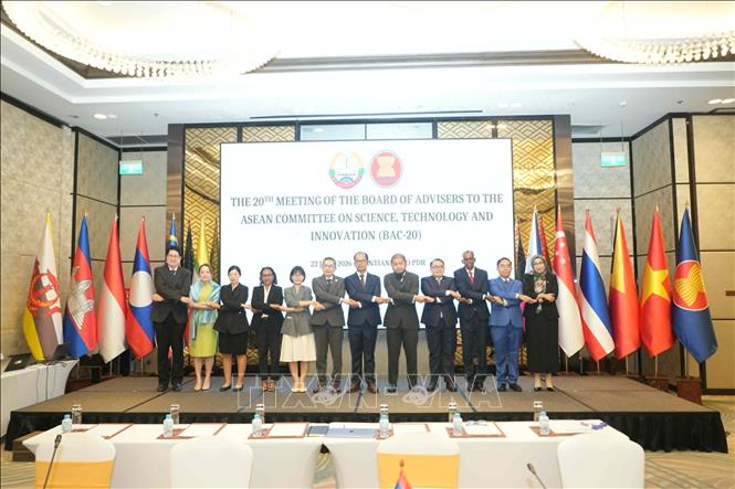 Các đại biểu ASEAN chụp ảnh chung tại Hội nghị BAC-20. Ảnh: Xuân Tú – Pv TTXVN tại Lào
