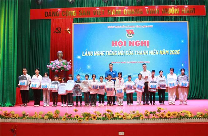 Tỉnh đoàn Lạng Sơn tặng 20 suất quà cho học sinh có hoàn cảnh khó khăn trên địa bàn xã Bình Gia. Ảnh: TTXVN phát