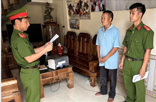 Công an đọc lệnh khởi tố đối tượng Lê Văn Thu. Ảnh: Nguyễn Nam -TTXVN