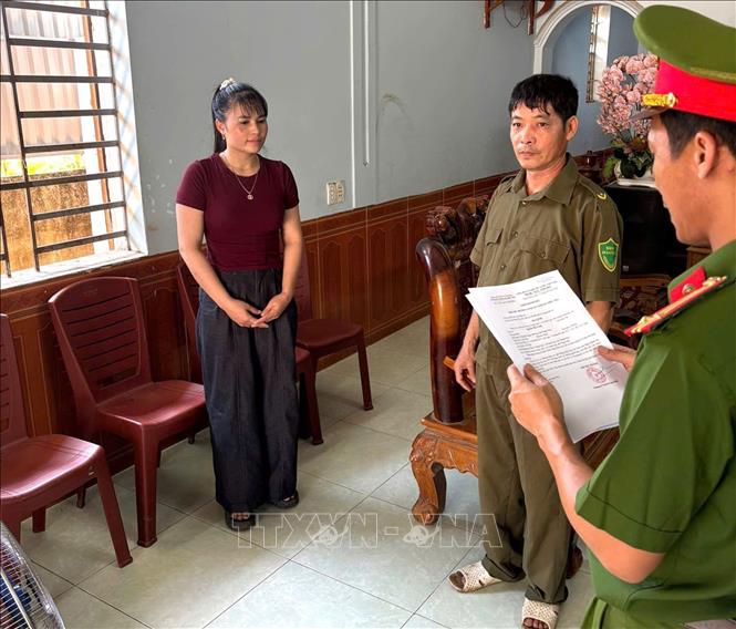 Công an đọc lệnh khởi tố đối tượng Nguyễn Thị Trang. Ảnh: Nguyễn Nam -TTXVN
