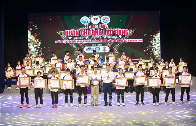 Trao Huân chương Lao động cho huấn luyện viên các đội tuyển Kickboxing và Kun Khmer quốc gia có thành tích xuất sắc. Ảnh: Giang Phương - TTXVN