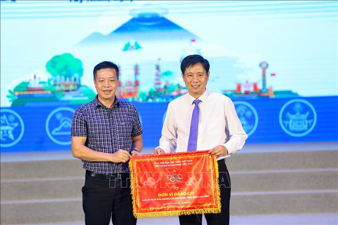Ông Đàm Công Điền, Phó Chủ tịch Liên đoàn Kickboxing Việt Nam (bên trái) trao Cờ đăng cai giải cho tỉnh Tây Ninh. Ảnh: Giang Phương – TTXVN