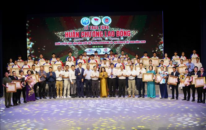 45 Huấn luyện viên, vận động viên được vinh danh tại Lễ trao tặng Huân chương Lao động cho các huấn luyện viên và vận động viên đội tuyển Kickboxing quốc gia, đội tuyển Kun Khmer quốc gia. Ảnh: Giang Phương - TTXVN