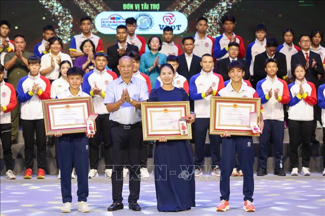 Các huấn luyện viên, vận động viên đội tuyển quốc gia được tặng Huân chương Lao động. Ảnh: Giang Phương - TTXVN