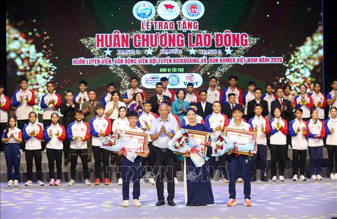  Trao tặng Huân chương Lao động cho các huấn luyện viên, vận động viên. Ảnh: Giang Phương - TTXVN