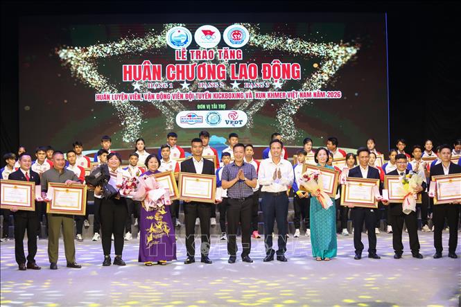  Trao Huân chương Lao động hạng Nhất, hạng Nhì và hạng Ba cho các huấn luyện viên, vận động viên đội tuyển Kickboxing quốc gia và đội tuyển Kun Khmer quốc gia. Ảnh: Giang Phương - TTXVN