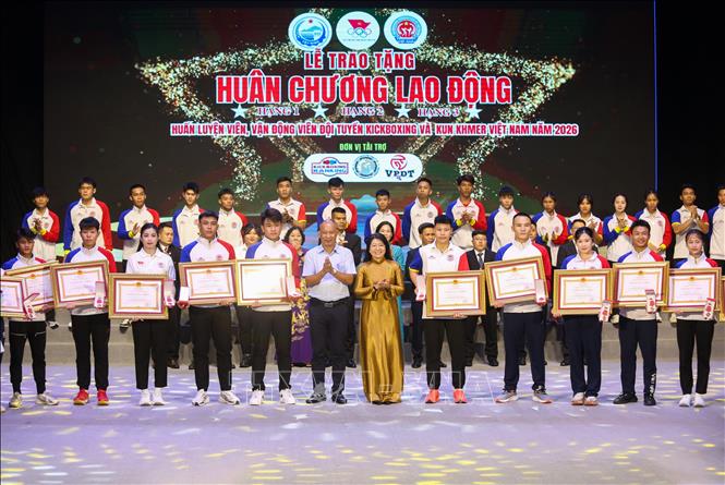 Lễ trao tặng Huân chương Lao động cho các huấn luyện viên, vận động viên cho thể thao thành tích cao Việt Nam. Ảnh: Giang Phương – TTXVN