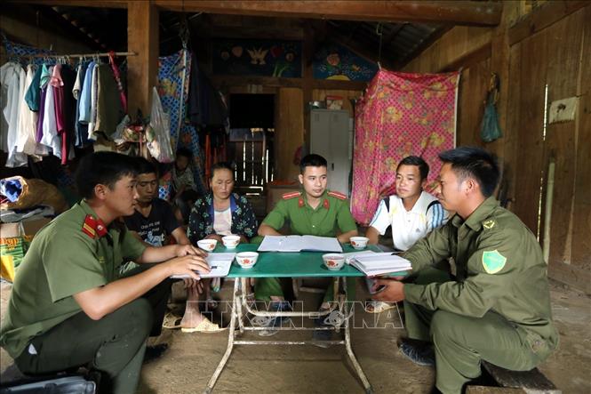 Cán bộ chiến sỹ công an huyện Điện Biên Đông vận động, tuyên truyền tác hại của ma túy tới từng người dân. Ảnh: Phan Tuấn Anh - TTXVN