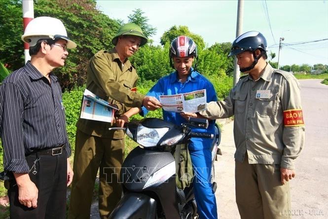 Lực lượng bảo vệ dân phố phường Trần Phú, thành phố Bắc Giang phát tờ rơi tuyên truyền về phòng, chống ma túy cho nhân dân sống trên địa bàn (2016). Ảnh: Doãn Tấn - TTXV N