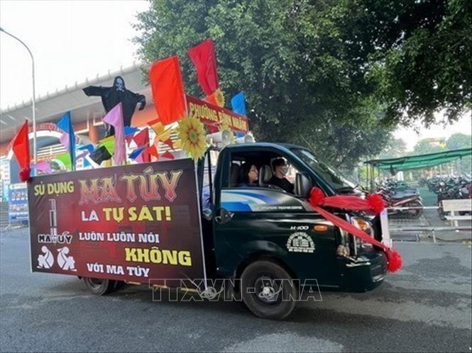 Lễ ra quân hưởng ứng Ngày toàn dân phòng, chống ma túy năm 2022, với chủ đề “Nâng cao hiệu quả công tác cai nghiện ma túy và quản lý người sử dụng trái phép chất ma túy vì một cộng đồng khỏe mạnh và an toàn” tại Bình Dương. Ảnh: Huyền Trang - TTXVN