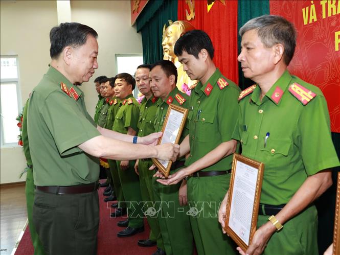 Đại tướng Tô Lâm, Bộ trưởng Bộ Công an trao tặng quyết định khen thưởng cho các tập thể, cá nhân có thành tích xuất sắc trong phòng, chống tội phạm về ma túy, ngày 27/9/2019. Ảnh: Doãn Tấn - TTXVN