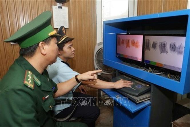 Bộ đội biên phòng và Hải quan cửa khẩu Quốc tế Cầu Treo (Hà Tĩnh) kiểm tra hành lý bằng hệ thống máy soi chiếu nhằm phát hiện chất ma túy. Ảnh: Doãn Tấn - TTXVN