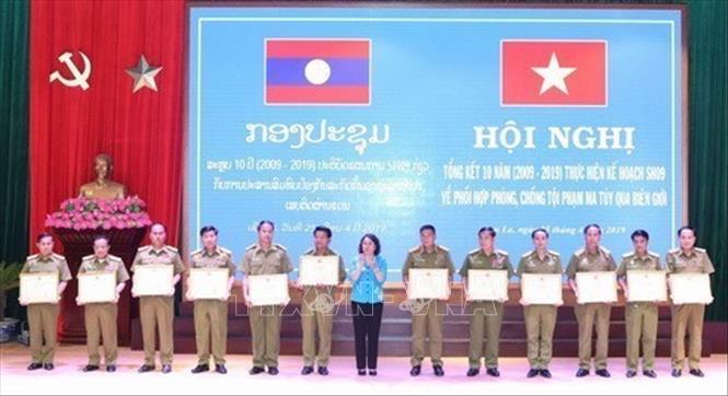 Để nâng cao hiệu quả công tác đấu tranh chống tội phạm ma túy, cần tiếp tục đẩy mạnh công tác hợp tác quốc tế trong công tác phòng, chống TPMT đặc biệt là với các nước có chung đường biên giới như Trung Quốc, Lào, Campuchia… Trong ảnh: Từ năm 2009, tỉnh Sơn La và các tỉnh Bắc Lào ký kết Kế hoạch SH 09 về phối hợp đấu tranh phòng, chống ma túy qua biên giới. Ảnh: TTXVN phát