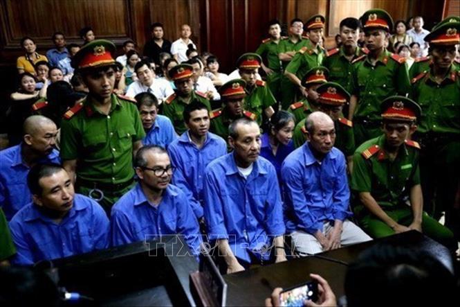 Mặc dù kết quả đấu tranh với tội phạm ma túy những năm qua là rất lớn nhưng các loại tội phạm về ma túy ở Việt Nam vẫn chưa được ngăn chặn, đẩy lùi và có chiều hướng gia tăng. Trong ảnh: Chiều 7/10/2019, Tòa án nhân dân Thành phố Hồ Chí Minh xét xử sơ thẩm vụ án buôn bán 379 bánh heroin và 55 kg Methamphetamine (ma túy đá), tuyên 8 án tử hình đối với các bị cáo. Ảnh: Thành Chung - TTXVN