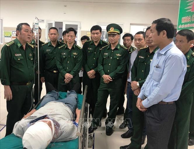 Tội phạm ma túy ngày càng manh động, sẵn sàng sử dụng vũ khí “nóng” tấn công lực lượng chức năng khi phát hiện, truy bắt. Trong ảnh: Một chiến sĩ Bộ đội biên phòng tỉnh Quảng Bình bị thương khi truy bắt tội phạm ma túy trong Chuyên án 544LV, thu giữ 110.000 viên ma túy tổng hợp đang trên đường vận chuyển từ Lào sang Việt Nam tiêu thụ, ngày 27/3/2019. Ảnh: TTXVN phát