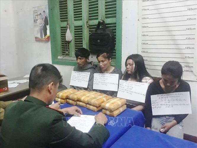 Chiều 7/1/2020, tại khu vực sát biên giới thuộc huyện Boualapha, tỉnh Khammouan (Lào), lực lượng phòng chống ma túy và tội phạm Bộ đội Biên phòng tỉnh Quảng Bình phối hợp với Đoàn 2 Cục Phòng chống ma túy và tội phạm cùng An ninh tỉnh Khammouan triệt phá thành công Chuyên án QB1219L, bắt giữ 4 đối tượng người Lào vận chuyển trái phép 60.000 viên ma túy tổng hợp qua biên giới. Ảnh: TTXVN phát