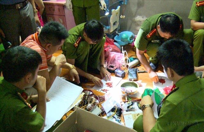 Cơ quan cảnh sát điều tra Công an huyện Tiên Lữ (Công an tỉnh Hưng Yên) triệt phá thành công cơ sở mua bán, sản xuất trái phép chất ma túy, thu giữ được số lượng lớn nguyên liệu, chế phẩm, thành phẩm để sản xuất ma túy. Ảnh: Đinh Tuấn - TTXVN