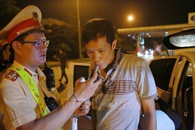 Đêm 18/5/2020, trên tuyến cao tốc Hà Nội - Lào Cai, Đội tuần tra kiếm soát giao thông đường bộ cao tốc số 1, thuộc Phòng 8, Cục Cảnh sát giao thông, Bộ Công an phát hiện lái xe Lưu Hồng Quân (SN 1987) sử dụng rượu và dương tính với ma túy. Ảnh: TTXVN phát