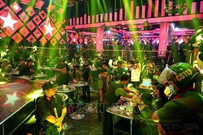 Cảnh sát điều tra Công an tỉnh Bình Thuận triệt phá tụ điểm sử dụng ma túy quy mô lớn tại thành phố Phan Thiết (Bình Thuận), sáng 02/05/2025. Ảnh: TTXVN phát