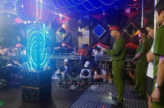 Đêm 22/12/2019, Công an tỉnh Quảng Nam kiểm tra đột xuất cơ sở kinh doanh karaoke Luxury tại thị trấn Nam Phước, huyện Duy Xuyên, phát hiện 58 đối tượng nam, nữ sử dụng trái phép chất ma túy. Ảnh: TTXVN phát