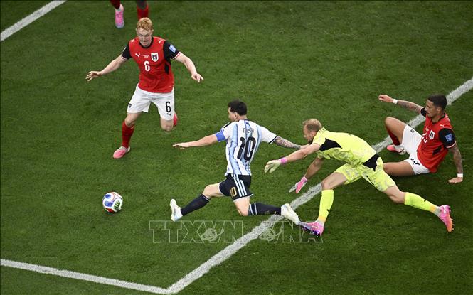 Lionel Messi (thứ 2, trái) sút bóng ghi bàn nâng tỷ số lên 2-0 cho tuyển Argentina. Ảnh: THX/TTXVN