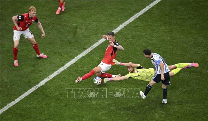 Cú dứt điểm góc hẹp của Lionel Messi (phải) mang về bàn thắng ấn định tỷ số 2-0 cho tuyển Argentina. Ảnh: THX/TTXVN