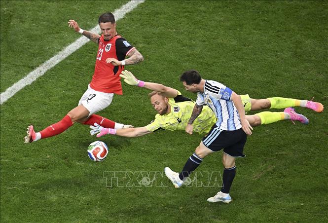  Lionel Messi (phải) sút bóng ghi bàn nâng tỷ số lên 2-0 cho tuyển Argentina. Ảnh: THX/TTXVN