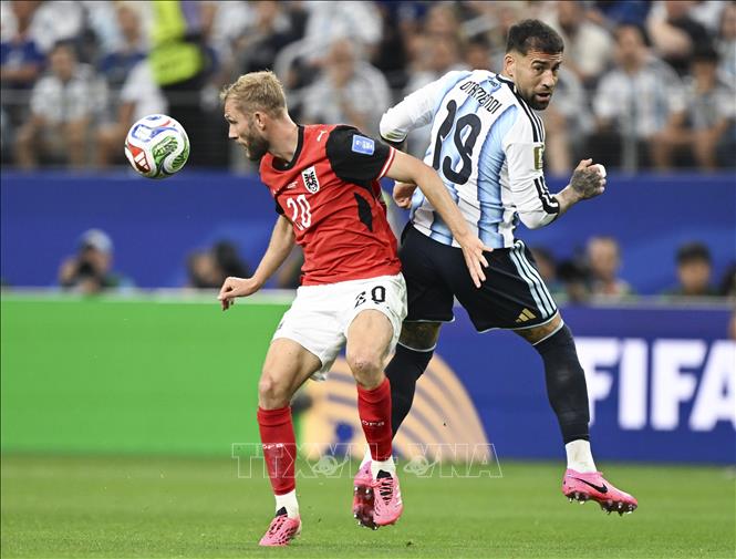 Pha tranh bóng giữa Nicolas Otamendi (phải) của Argentina với Konrad Laimer của Áo. Ảnh: THX/TTXVN