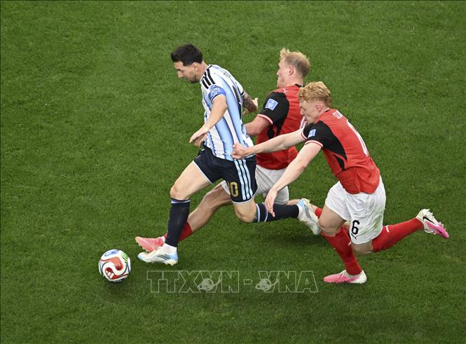 Lionel Messi (trái) dẫn bóng trong sự đeo bám của các tuyển thủ Áo. Ảnh: THX/TTXVN