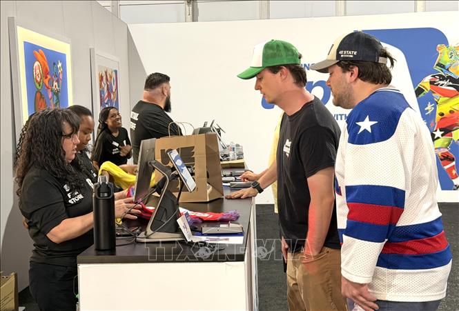 Cổ động viên thanh toán khi mua hàng tại FIFA Store trong khu Fan Zone ở Philadelphia (Mỹ). Ảnh: Ngọc Quang – PV TTXVN tại Mỹ