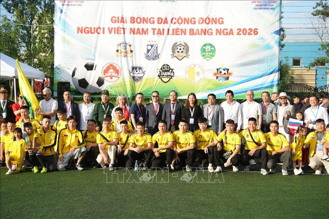 Ban tổ chức giải, các vị khách mời và các cầu thủ tham gia giải chụp ảnh lưu niệm. Ảnh: Trần Hải - PV TTXVN tại Nga