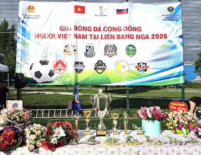 Phông nền sân khấu Lễ khai mạc giải bóng đá cộng đồng người Việt tại Nga 2026. Ảnh: Trần Hải - PV TTXVN tại Nga