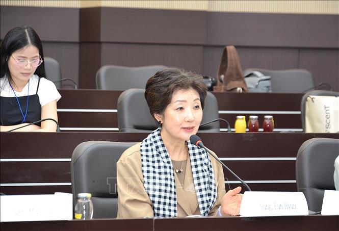 Bà Sung Eun-hyun, Phó Hiệu trưởng Trường Đại học Hoseo, phát biểu tại buổi thảo luận. Ảnh: Khánh Vân - TTXVN tại Hàn Quốc