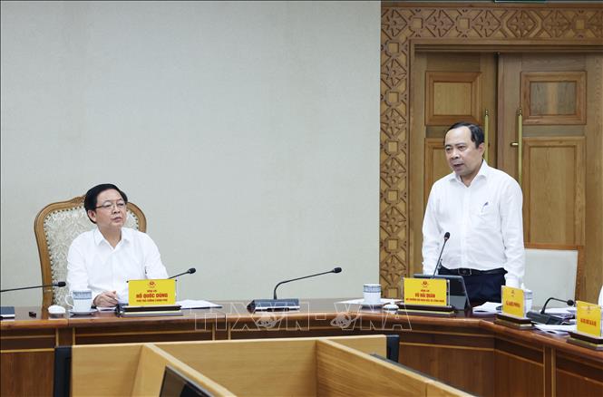 Bộ trưởng Bộ Khoa học và Công nghệ Vũ Hải Quân báo cáo về Đề án phát triển hệ thống các trung tâm nghiên cứu, thử nghiệm, các phòng thí nghiệm trọng điểm quốc gia, tập trung cho công nghệ chiến lược. Ảnh: Lâm Khánh - TTXVN