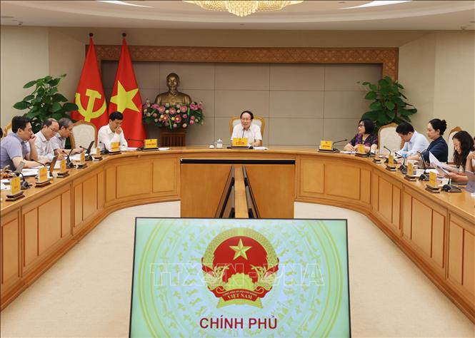 Phó Thủ tướng Lê Tiến Châu chủ trì họp hoàn thiện Đề án thí điểm thực hiện đánh giá, chấm điểm (KPI) về công tác xây dựng pháp luật. Ảnh: Lâm Khánh - TTXVN
