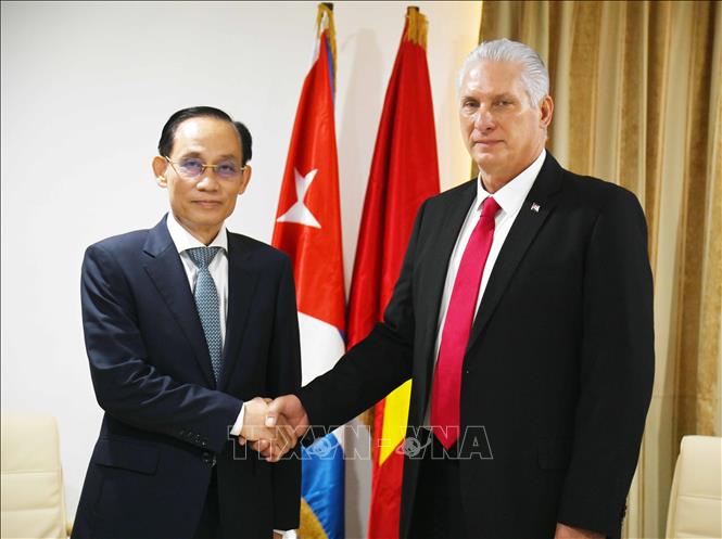 Đặc phái viên của Tổng Bí thư, Chủ tịch nước Tô Lâm (trái), đồng chí Lê Hoài Trung, Ủy viên Bộ Chính trị, Bộ trưởng Bộ Ngoại giao, hội kiến Bí thư thứ Nhất Ban Chấp hành Trung ương Đảng Cuba, Chủ tịch Miguel Díaz-Canel Bermúdez. Ảnh: Việt Hùng - PV TTXVN tại Cuba