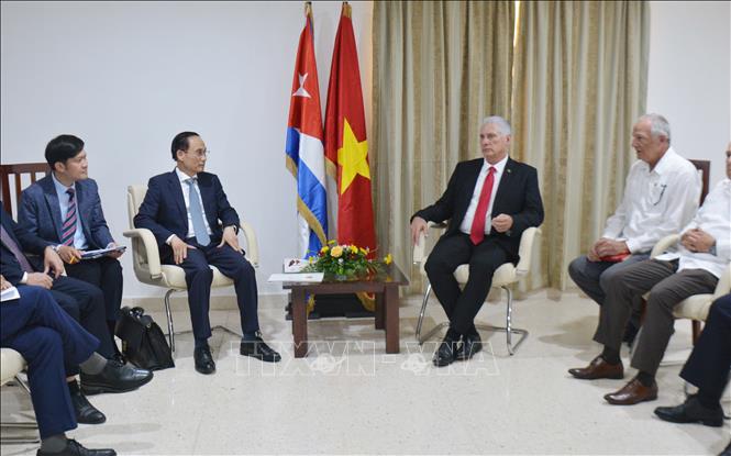 Quang cảnh cuộc hội kiến của Đặc phái viên của Tổng Bí thư, Chủ tịch nước Tô Lâm, đồng chí Lê Hoài Trung, Ủy viên Bộ Chính trị, Bộ trưởng Bộ Ngoại giao với Bí thư thứ Nhất Ban Chấp hành Trung ương Đảng Cuba, Chủ tịch Miguel Díaz-Canel Bermúdez. Ảnh: Việt Hùng - PV TTXVN tại Cuba