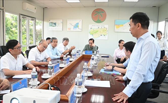 Ông Trần Ngọc Anh, Chủ tịch HĐQT Công ty ViMariel báo cáo với Bộ trưởng Lê Hoài Trung và đoàn công tác kết quả hoạt động của doanh nghiệp. Ảnh: Việt Hùng - PV TTXVN tại Cuba