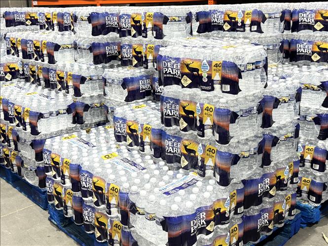 Nước uống đóng chai trong siêu thị bán buôn Costco ở bang Maryland. Ảnh: Đoàn Hùng - PV TTXVN tại Mỹ

