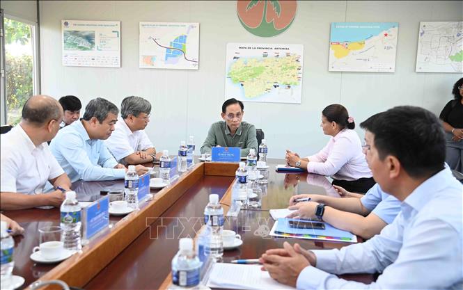 Bộ trưởng Lê Hoài Trung và đoàn công tác thăm và làm việc với Ban lãnh đạo khu công nghiệp ViMarri-el tại Đặc khu phát triển Mariel của Cuba. Ảnh: Việt Hùng - PV TTXVN tại Cuba