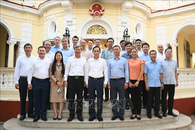 Bộ trưởng Lê Hoài Trung và đoàn công tác với cán bộ, nhân viên Cơ quan đại diện Việt Nam tại Cuba. Ảnh: Việt Hùng - PV TTXVN tại Cuba