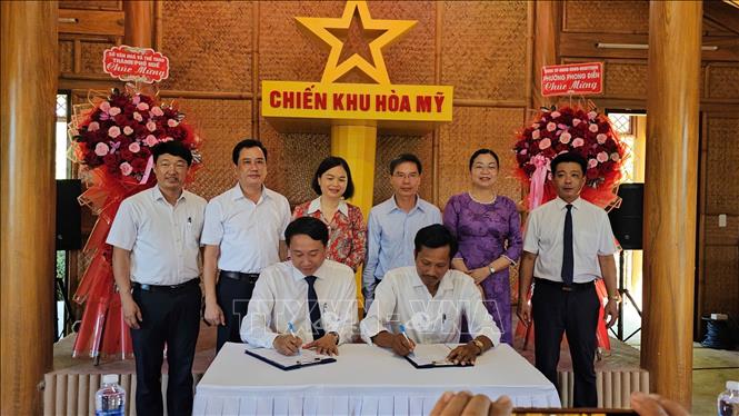 Ký kết bàn giao trưng bày cho UBND phường Phong Điền. Ảnh: Mai Trang - TTXVN 