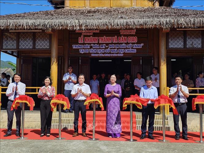 Các đại biểu cắt băng khánh thành trưng bày. Ảnh: Mai Trang - TTXVN 