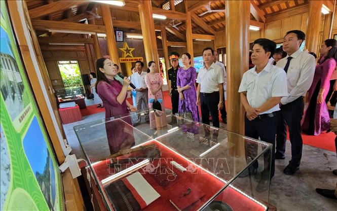 Khách tham quan khu trưng bày. Ảnh: Mai Trang - TTXVN 