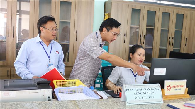UBND xã Bom Bo thường xuyên rà soát toàn bộ hồ sơ giải quyết trên môi trường điện tử để thống kê số lượng hồ sơ đúng hạn, trễ hạn, từ đó đánh giá trách nhiệm của từng cán bộ phụ trách từng lĩnh vực. Ảnh: Đậu Tất Thành – TTXVN