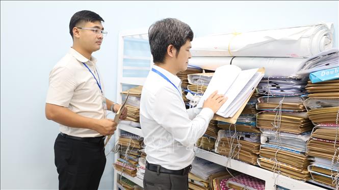 Tại Phòng Kinh tế, Hạ tầng và Đô thị phường Chơn Thàn, toàn bộ quá trình xử lý hồ sơ được theo dõi chặt chẽ; hồ sơ trễ hẹn ở khâu nào, trách nhiệm thuộc về cá nhân nào đều được xác định rõ. Ảnh: Đậu Tất Thành – TTXVN